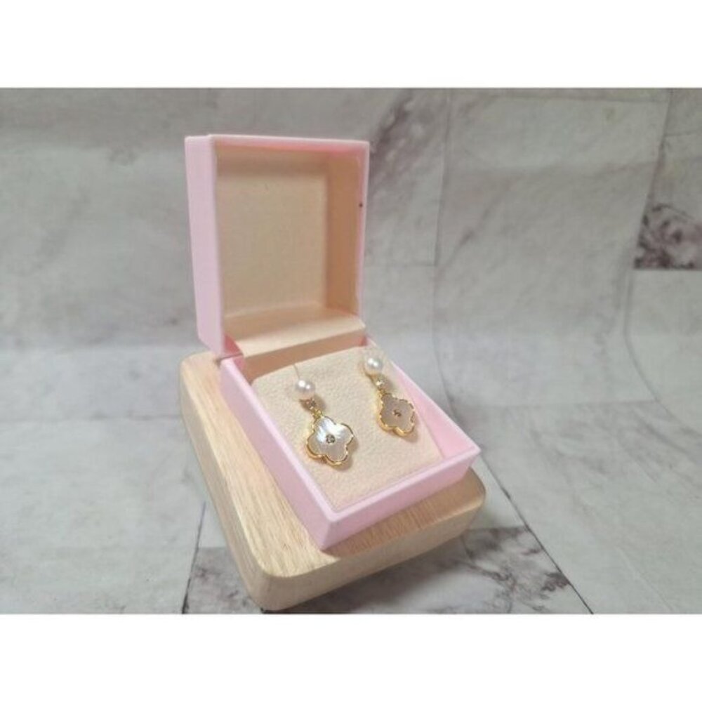 Genuine Mother of Pearl Clover White and Gold Freshwater Pearl Earrings - Picture 5 of 10